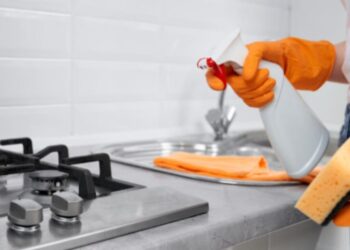 Solução caseira com casca de laranja e bicarbonato de sódio pode ajudar a higienizar a sua casa