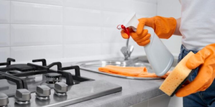 Solução caseira com casca de laranja e bicarbonato de sódio pode ajudar a higienizar a sua casa