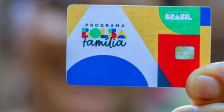 Beneficiários do Bolsa Família estão sendo alertados sobre erro que trava o benefício