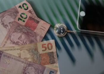 Brasileiros descobrem por que o salário acaba mais rápido