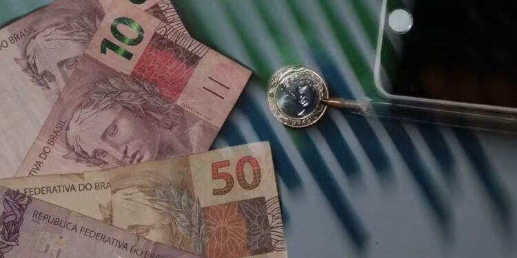Brasileiros descobrem por que o salário acaba mais rápido