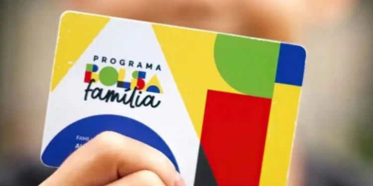 Brasileiros que recebem Bolsa Família devem comparecer a um posto de saúde até 17/07 ou o benefício será interrompido