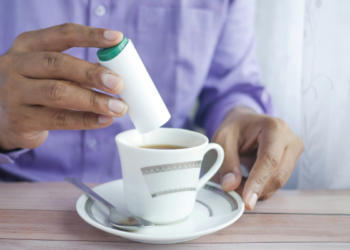 Cientistas fazem comunicado urgente para quem toma café com adoçante