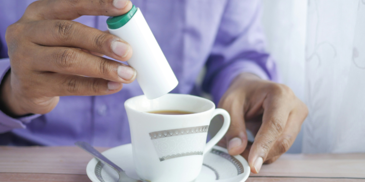 Cientistas fazem comunicado urgente para quem toma café com adoçante