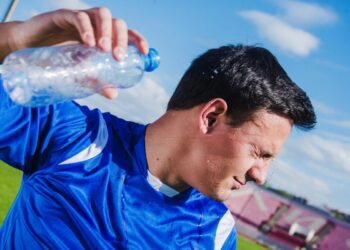 Cientistas revelam por que jogadores cospem água durante as partidas