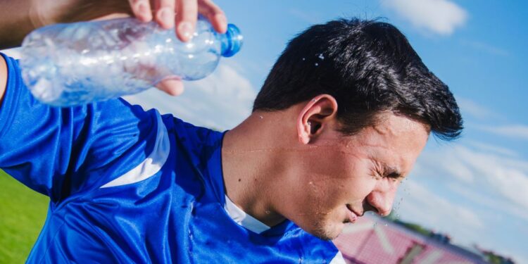 Cientistas revelam por que jogadores cospem água durante as partidas