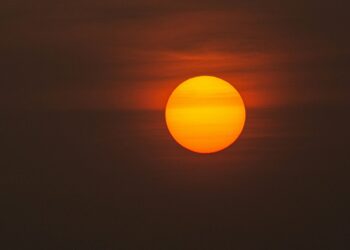Explosão solar gigantesca é registrada e coloca cientistas em alerta máximo