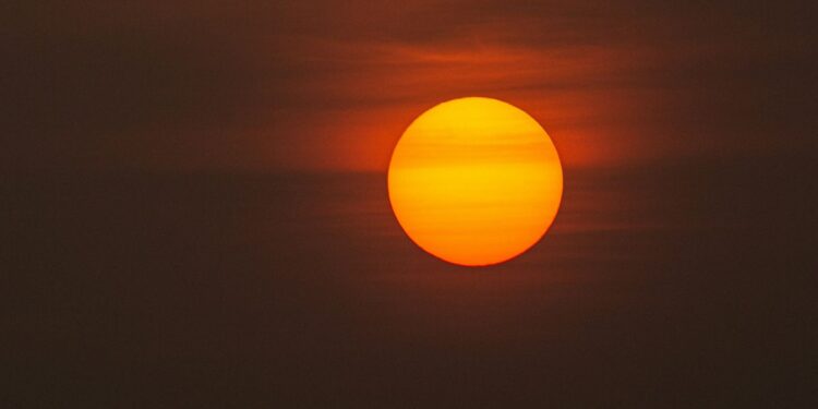 Explosão solar gigantesca é registrada e coloca cientistas em alerta máximo