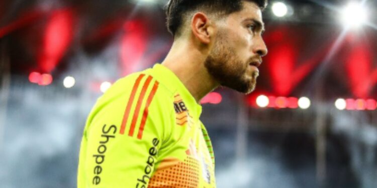 Goleiro Rossi bate o martelo sobre deixar o Flamengo