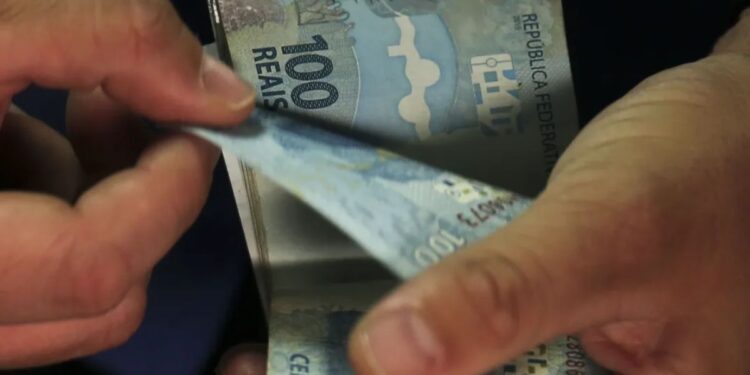 Governo confirma aumento de benefício e pagamento pode chegar a R$ 2 mil para brasileiros