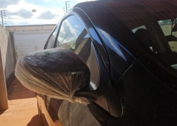 Saiba por que motoristas estão colocando sacolas de plástico nos retrovisores dos carros