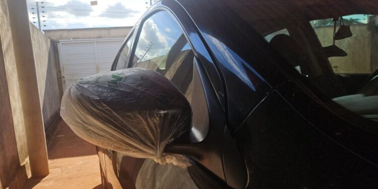 Saiba por que motoristas estão colocando sacolas de plástico nos retrovisores dos carros