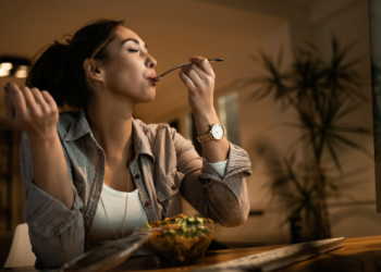 Quem costuma jantar tarde precisa saber o que especialistas descobriram