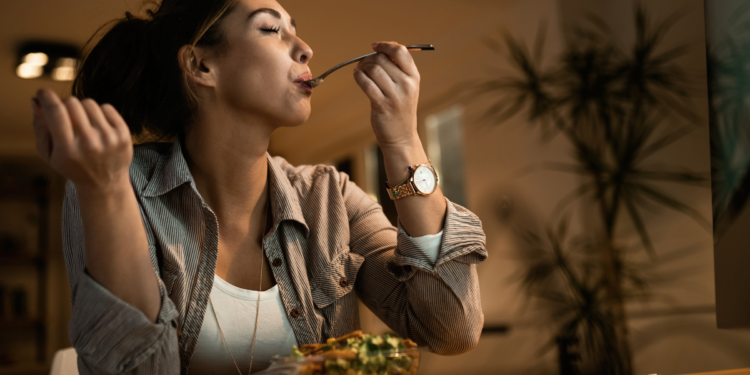 Quem costuma jantar tarde precisa saber o que especialistas descobriram