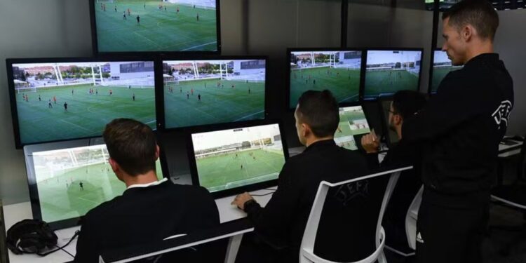 Clubes recebem comunicado e uso do VAR vai ser reduzido para a próxima temporada
