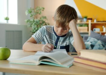 Alunos do ensino fundamental e médio recebem comunicado sobre suspensão das aulas até 24/07