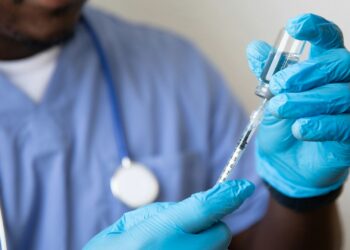 Anvisa dá o OK e brasileiros recebem alerta sobre nova vacina