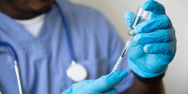 Anvisa dá o OK e brasileiros recebem alerta sobre nova vacina
