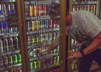 Após decisão da Anvisa, supermercados retiram energéticos das prateleiras