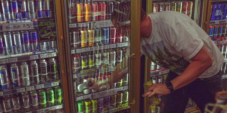 Após decisão da Anvisa, supermercados retiram energéticos das prateleiras