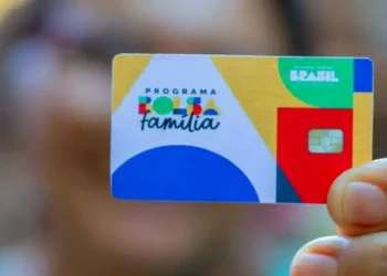 Beneficiários do Bolsa Família são informados sobre projeto que pode cortar R$ 200 do benefício