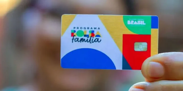 Beneficiários do Bolsa Família são informados sobre projeto que pode cortar R$ 200 do benefício