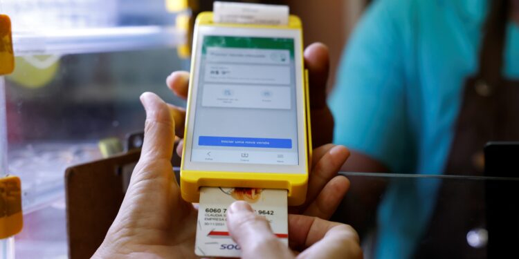 Brasileiros agora terão R$ 2,7 mil no vale-alimentação após nova lei entrar em vigor