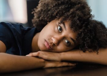 Brasileiros com esta idade são os mais tristes do país, revela pesquisa