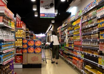Brasileiros descobrem os alimentos que ficaram mais caros e baratos no mercado