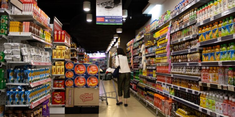 Brasileiros descobrem os alimentos que ficaram mais caros e baratos no mercado