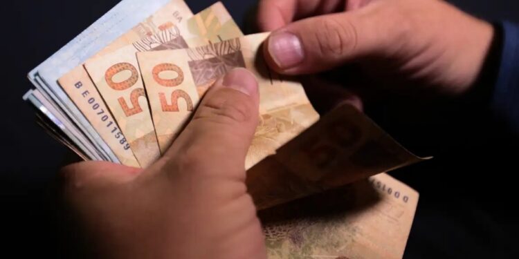 Brasileiros recebem aviso sobre pagamento de até R$ 750 que vai começar em 20/07