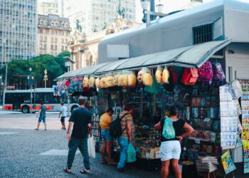 Governo dá ordem final e bancas de jornal começam a ser retiradas das ruas no Brasil