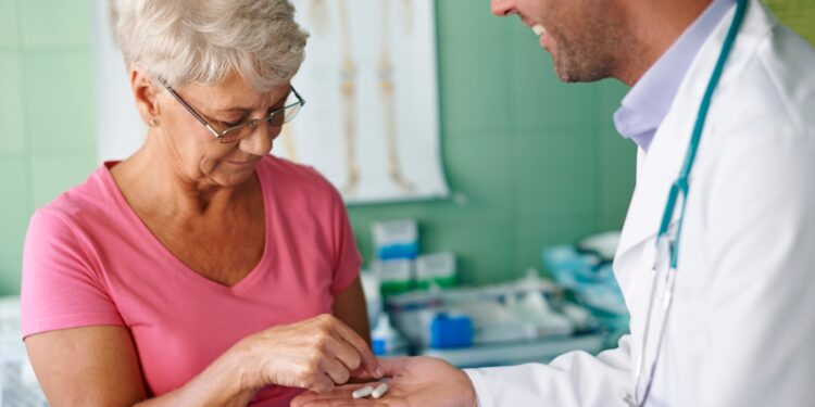 Novo remédio para Alzheimer chega ao Brasil e pode custar até R$ 12,7 mil por mês