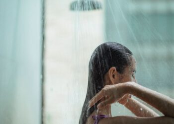 Veja como aumentar o jato do chuveiro sem precisar substituir o aparelho