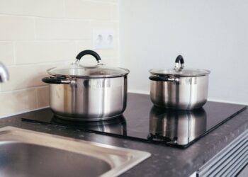 Especialistas fazem alerta para quem deixa comida guardada na panela para comer mais tarde