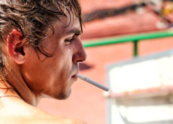 Brasileiros podem ser proibidos de fumar nas praias após nova proposta