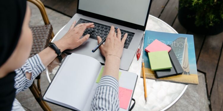 Especialista revela qual IA é mais indicada para estudar e qual é ideal para o trabalho