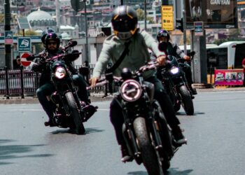 Pilotos de moto recebem alerta sobre nova lei de trânsito que muda regras no Brasil