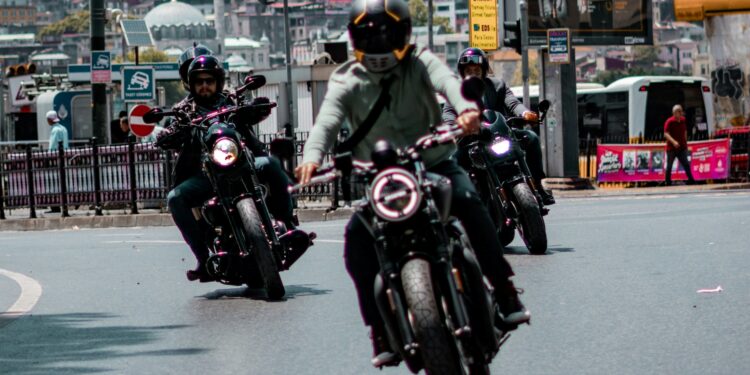 Pilotos de moto recebem alerta sobre nova lei de trânsito que muda regras no Brasil