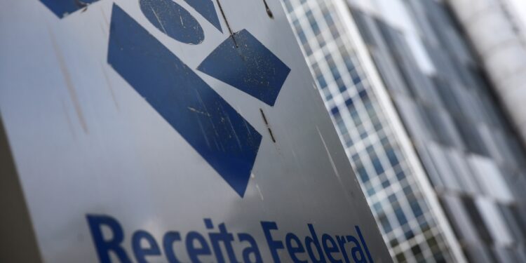 Receita Federal faz alerta e brasileiros são orientados a checar contas do banco no dia 15/07
