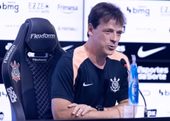Após denúncia, Fernando Diniz pode deixar o Corinthians