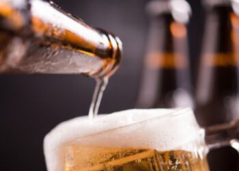 Brasileiros que gostam de futebol vão poder beber cerveja de graça se isso acontecer