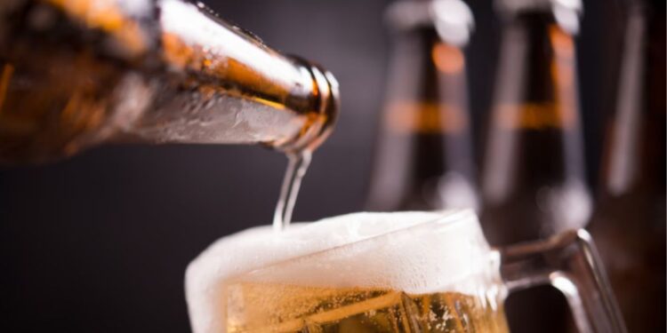 Brasileiros que gostam de futebol vão poder beber cerveja de graça se isso acontecer