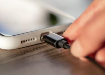 Existem 3 formas de carregar seu celular quando acaba a energia de casa