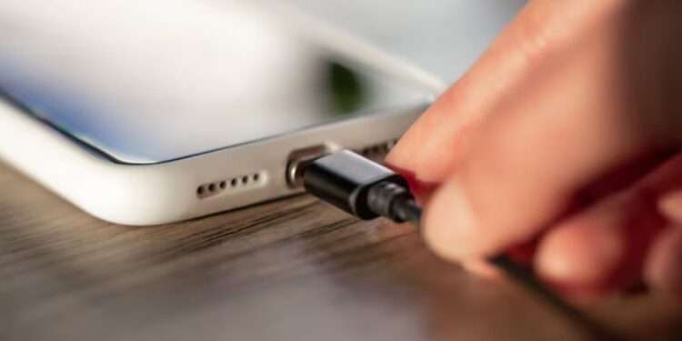 Existem 3 formas de carregar seu celular quando acaba a energia de casa