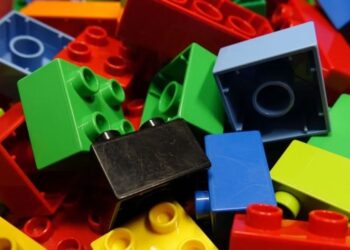 Ele nasceu sem o braço e, aos 9 anos, decidiu construir sua primeira prótese com LEGO
