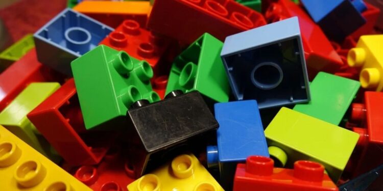 Ele nasceu sem o braço e, aos 9 anos, decidiu construir sua primeira prótese com LEGO
