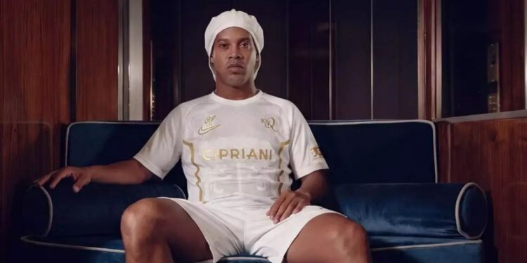 Depois do futebol, Ronaldinho dá novo passo na carreira e estreia no mundo da moda