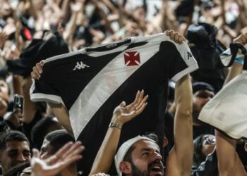 Torcida do Vasco foi pega de surpresa com notícia sobre empresária com fortuna de R$ 8,8 bilhões assumindo o time
