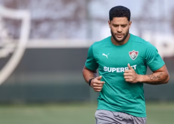Enquanto Hulk sofre com vaias da torcida, Fluminense anuncia novo atacante de 1,90 m